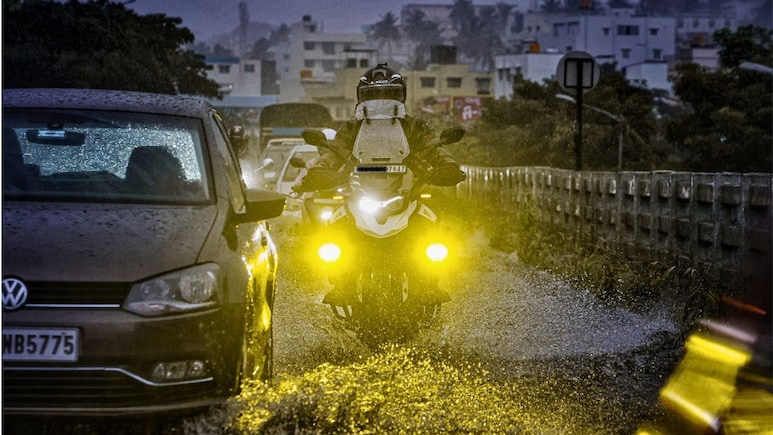 IMD Mumbai Rain Alert: पुढच्या 24तासात 'अतिजोरदार' पाऊस पडणार, वेधशाळेचा अलर्ट IMD Mumbai Rain Alert: पुढच्या 24तासात 'अतिजोरदार' पाऊस पडणार, वेधशाळेचा अलर्ट