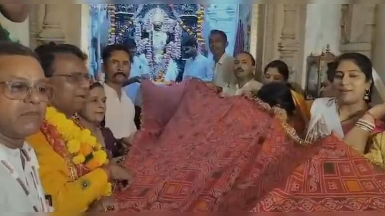 मां त्रिपुरा सुंदरी को भक्तों ने चढ़ाई 5 किलोमीटर लंबी चुनरी, 400 वाहनों के काफ‍िले में 1500 श्रद्धालु पहुंचे