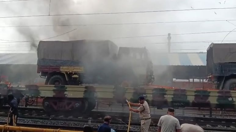 UjjainTruck Fire: Army की स्पेशल ट्रेन में लोड आर्मी ट्रक में आग लगी, स्टेशन पर मचा हड़कंप UjjainTruck Fire: Army की स्पेशल ट्रेन में लोड आर्मी ट्रक में आग लगी, स्टेशन पर मचा हड़कंप