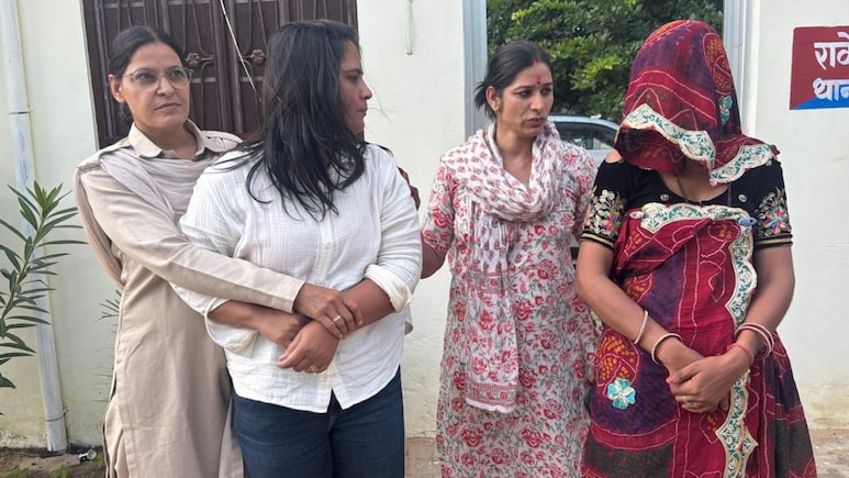 राजस्थान में पकड़ी गईं हनीट्रैप करने वाली दो युवतियां, लोग बोले- अब मुंह छिपाने का क्या फायदा