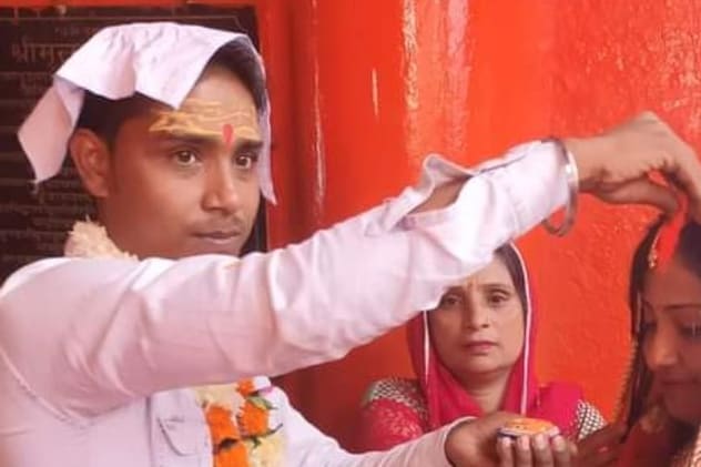 अरु की मां प्रिया अपने पति के साथ अरु की मां प्रिया अपने पति के साथ
