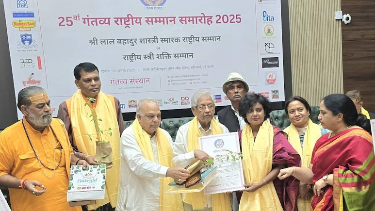 Trupti Kathail: छतरपुर की तृप्ति कठैल को मिला राष्ट्रीय स्त्री शक्ति सम्मान, 12 साल से बेसहारा बेटियों को दे रही सहारा, जानिए कैसे बनीं दीदी मां Trupti Kathail: छतरपुर की तृप्ति कठैल को मिला राष्ट्रीय स्त्री शक्ति सम्मान, 12 साल से बेसहारा बेटियों को दे रही सहारा, जानिए कैसे बनीं दीदी मां