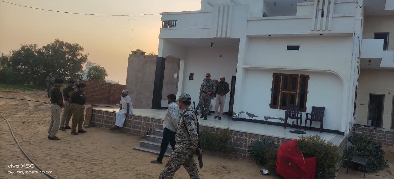 बीकानेर में रोहित गोदारा का घर, पिता से पूछताछ करते पुलिस के जवान. बीकानेर में रोहित गोदारा का घर, पिता से पूछताछ करते पुलिस के जवान.