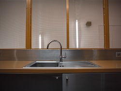 Kitchen Sinks: पुरानी किचन को दें नया जीवन, ये हैं सिंक चुनने के स्मार्ट ऑप्&zwj;शन