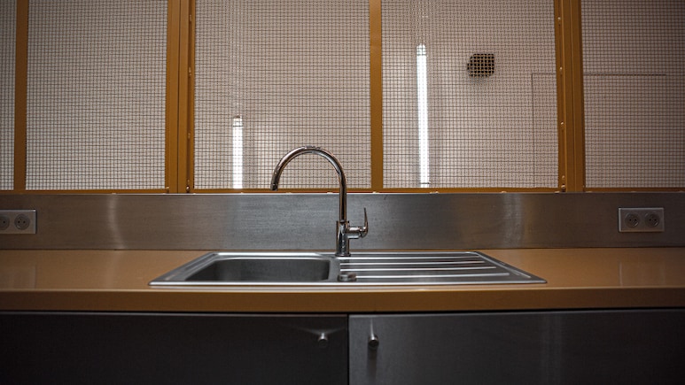 Kitchen Sinks: पुरानी किचन को दें नया जीवन, ये हैं सिंक चुनने के स्मार्ट ऑप्‍शन