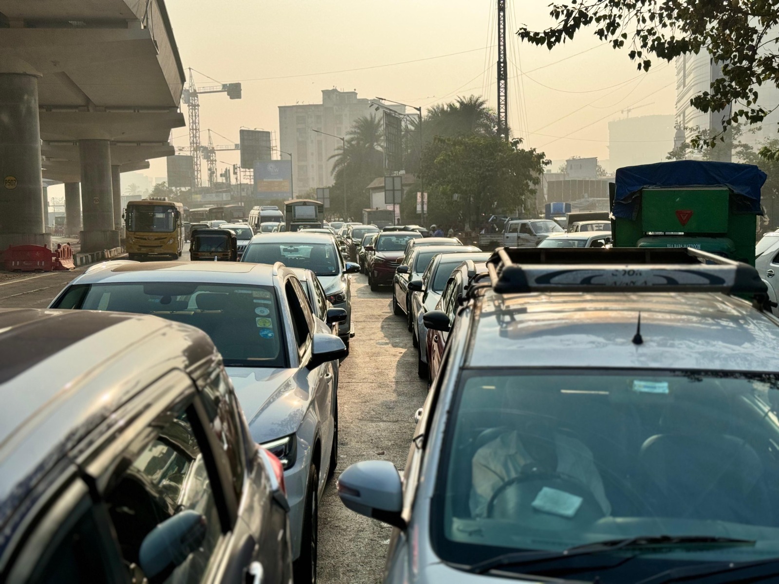 'No Way Out': Viral Reddit Post Highlights Struggle Of Office Goers  Commuting To Mumbai's BKC
