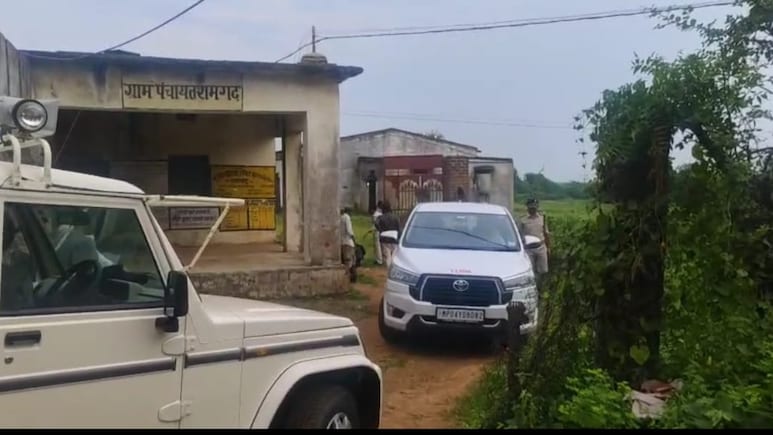 टीकमगढ़ में अवैध फैक्ट्री पर भोपाल क्राइम ब्रांच का छापा, मछली परिवार से जुड़ा कनेक्शन ! कट्‌टे सहित अवैध हथियार बनाने की मशीनें जब्त