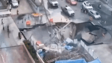 देखते-देखते पाताल में समा गई सड़क, गाड़ी-पोल सब स्वाहा... बैंकॉक की रोड का रोंगटे खड़े करने वाला वीडियो