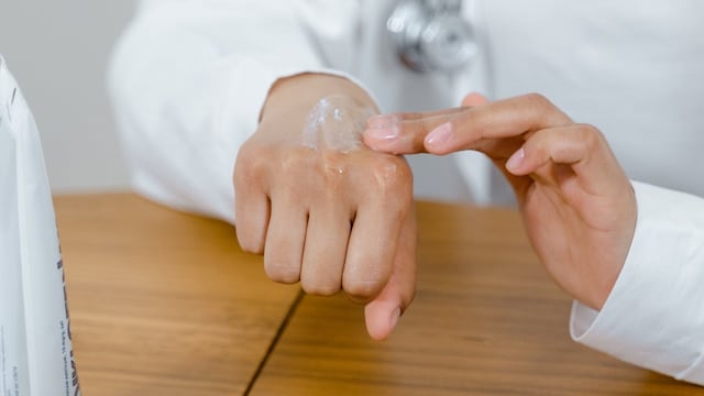 Managing Eczema: Symptoms, Triggers And Treatments For Monsoon And Fall