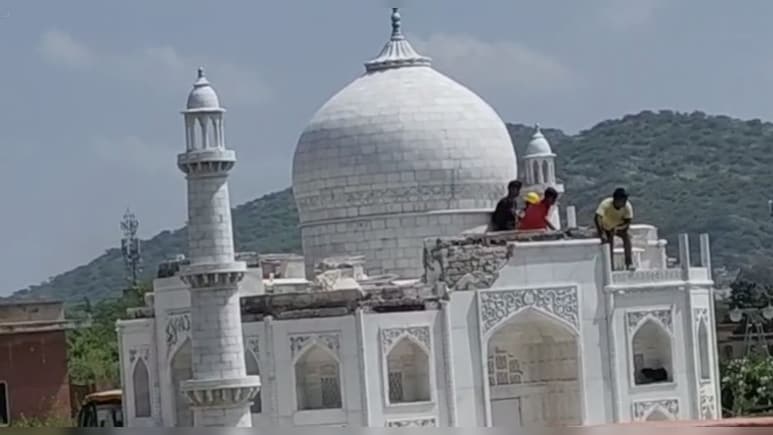 ताजमहल पर चलने लगे हथौड़े, क‍िया जाएगा जमींदोज; सेवन वंडर तोड़ने की कार्रवाई तीसरे दिन भी जारी