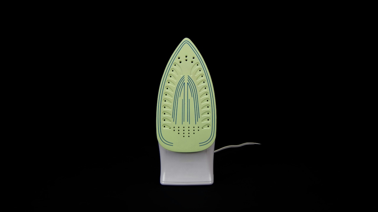 Steam Iron Vs Dry Iron: Which One Works Better For Daily Use?
