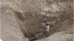 Rajasthan: बोरिंग में अचानक मिट्टी धंसने से 40 फीट पर फंसे मजदूर की मौत, अब धरने पर बैठे परिजन