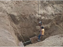 Rajasthan: बोरिंग में अचानक मिट्टी धंसने से 40 फीट पर फंसे मजदूर की मौत, अब धरने पर बैठे परिजन