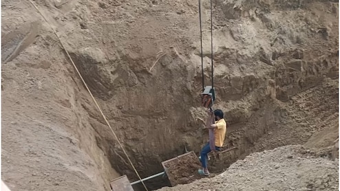 Rajasthan Borewell: बोरिंग मरम्मत के दौरान अचानक धंस गई मिट्टी, 40 फीट गहराई में जा फंसा मजदूर; बचाव कार्य जारी