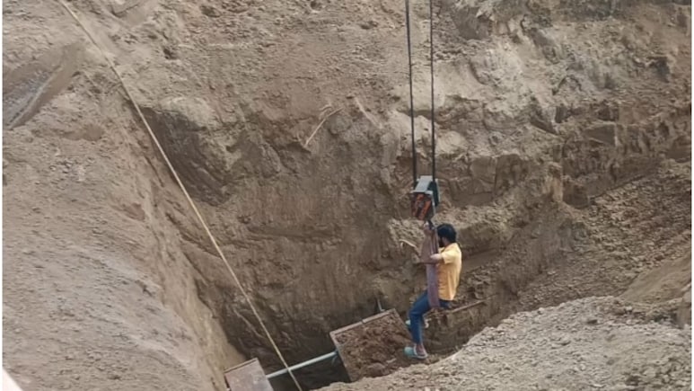 Rajasthan Borewell: बोरिंग मरम्मत के दौरान अचानक धंस गई मिट्टी, 40 फीट गहराई में जा फंसा मजदूर; बचाव कार्य जारी Rajasthan Borewell: बोरिंग मरम्मत के दौरान अचानक धंस गई मिट्टी, 40 फीट गहराई में जा फंसा मजदूर; बचाव कार्य जारी