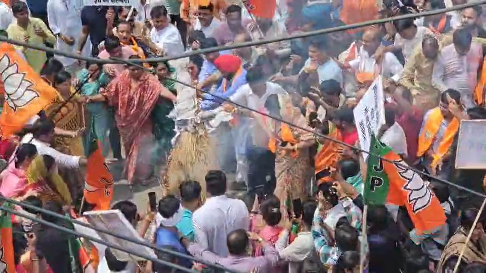 भाजपा कार्यकर्ताओं ने राहुल गांधी का पुतला जलाया—यानी गुस्से की वही प्रतीकात्मक रस्म, जो हाल के महीनों में हर विवाद पर दोहराई जा रही है भाजपा कार्यकर्ताओं ने राहुल गांधी का पुतला जलाया—यानी गुस्से की वही प्रतीकात्मक रस्म, जो हाल के महीनों में हर विवाद पर दोहराई जा रही है