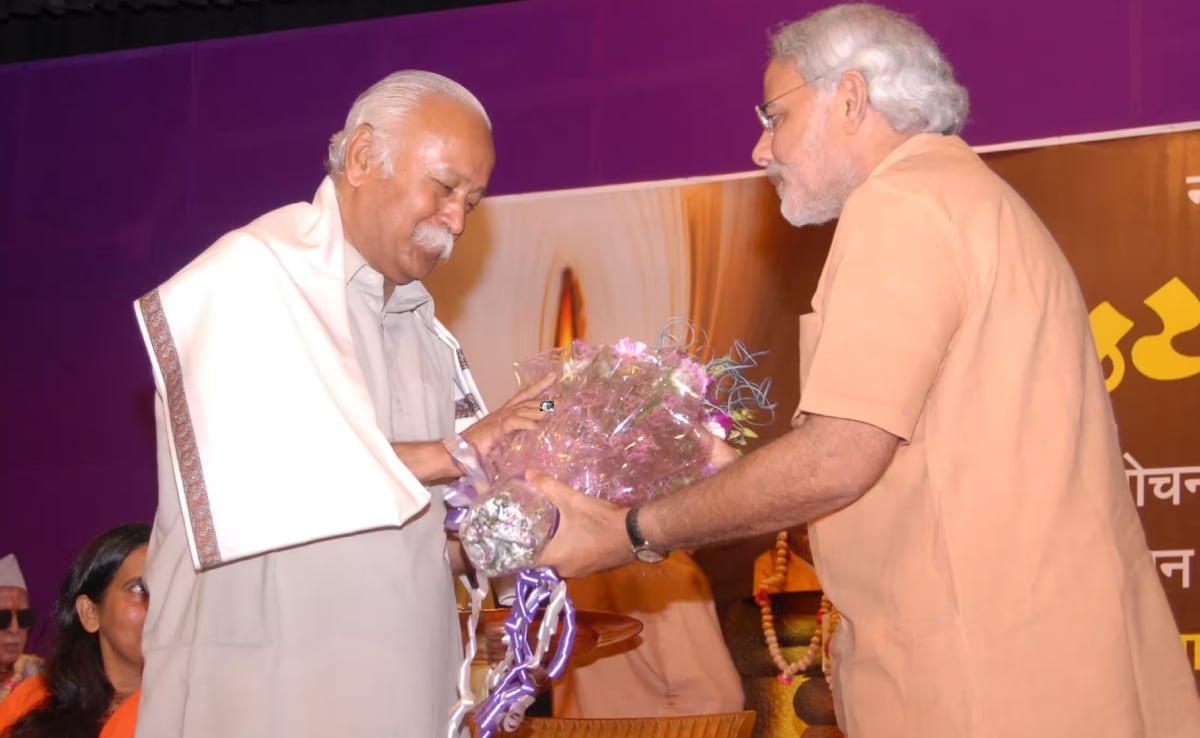 गुजरात में आयोजित एक कार्यक्रम में मोहन भागवत का समर्थन करते नरेंद्र मोदी.. गुजरात में आयोजित एक कार्यक्रम में मोहन भागवत का समर्थन करते नरेंद्र मोदी..