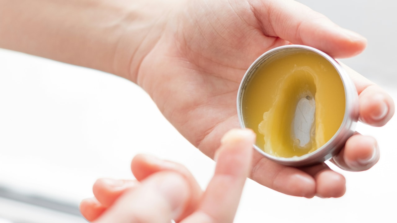 Lip Oils vs Lip Balms: Which Works Faster To Heal Chapped Lips Naturally
