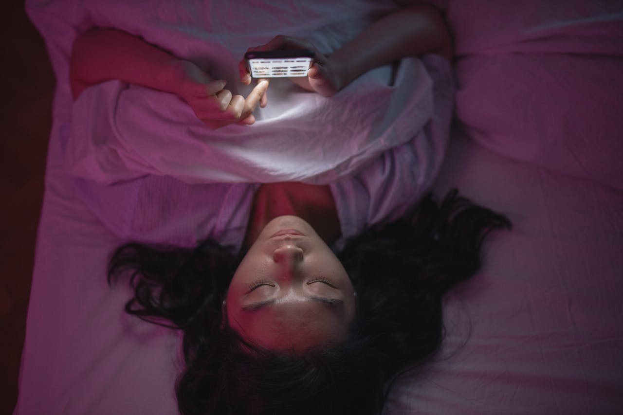 Low Focus, Poor Sleep, Bad Diet: Nutritionist Shares How Dopamine Scrolling Impacts Daily Life