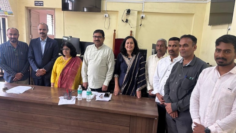Satara News : लोकन्यायालयाची जादू! कोर्टरूममध्येच संपला बाप-लेकांचा वाद, भावनिक भेटीने न्यायाधीशही गहिवरले