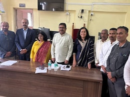 Satara News : लोकन्यायालयाची जादू! कोर्टरूममध्येच संपला बाप-लेकांचा वाद, भावनिक भेटीने न्यायाधीशही गहिवरले Satara News : लोकन्यायालयाची जादू! कोर्टरूममध्येच संपला बाप-लेकांचा वाद, भावनिक भेटीने न्यायाधीशही गहिवरले