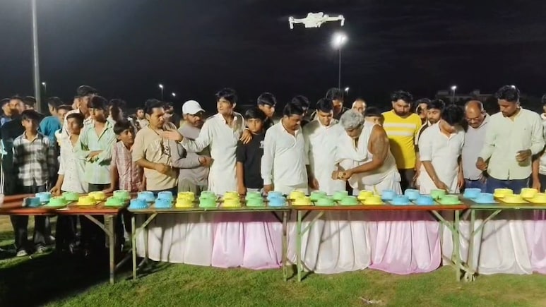 Sachin pilot birthday: सचिन पायलट के 48वें जन्मदिन पर काटे 48 केक,  आतिशबाजी कर युवाओं ने कहा-हैप्पी बर्थ डे