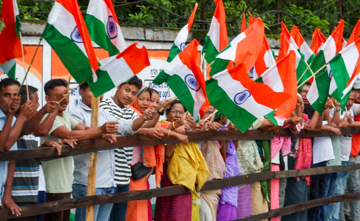 मणिपुर में प्रधानमंत्री नरेंद्र मोदी के स्वागत के इंतजार में खड़े लोग. मणिपुर में प्रधानमंत्री नरेंद्र मोदी के स्वागत के इंतजार में खड़े लोग.