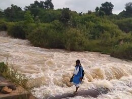 जशपुर में जान पर खेल स्कूल जा रहे बच्चे, चिंता में अभिभावक; बारिश के कहर से उफनता नाले की टूटी पुलिया जशपुर में जान पर खेल स्कूल जा रहे बच्चे, चिंता में अभिभावक; बारिश के कहर से उफनता नाले की टूटी पुलिया