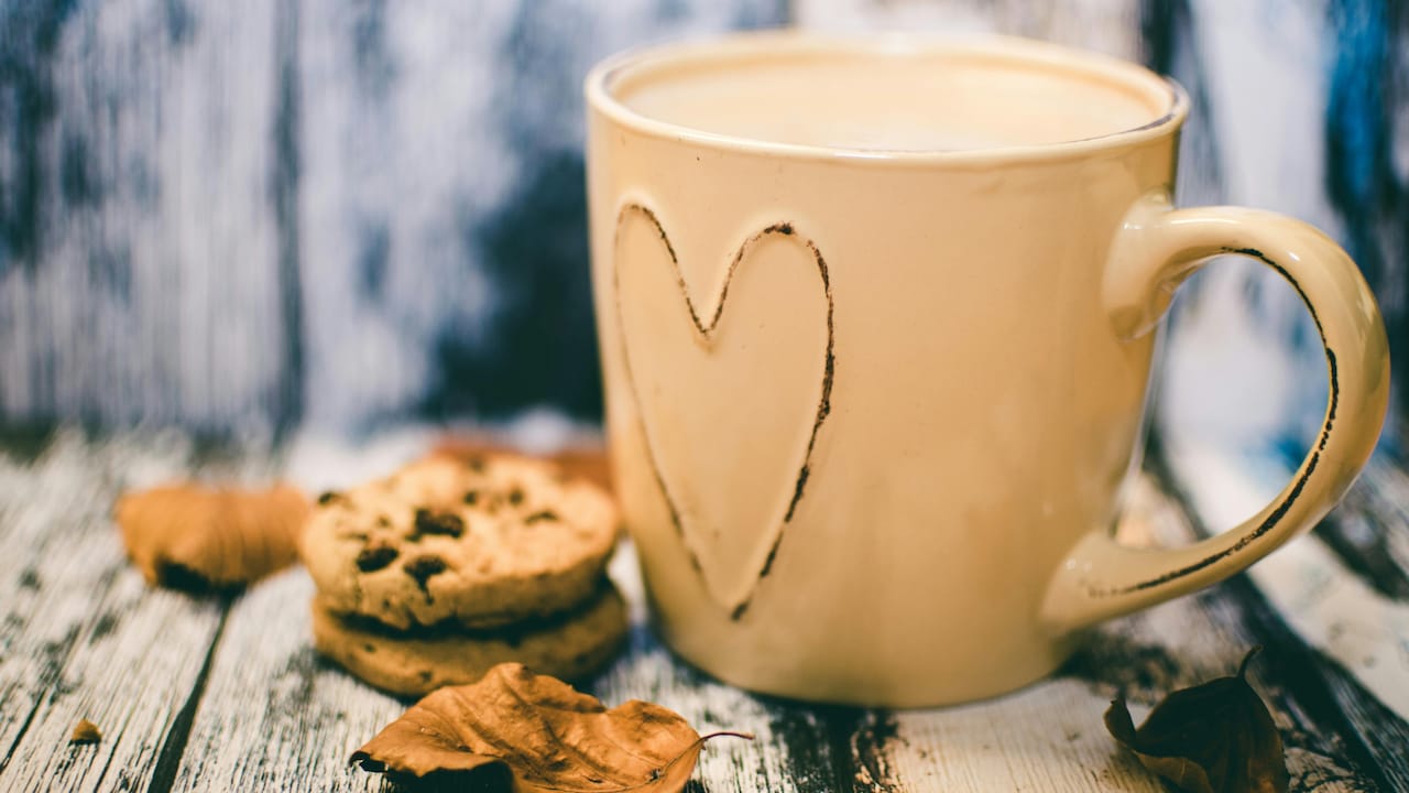 Bring aesthetic decor to your home shelf with ceramic mugs 