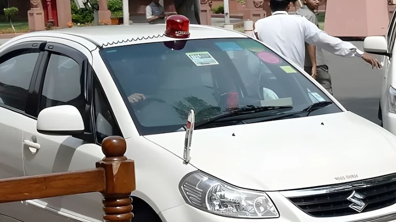 New Vehicle Policy: मुख्यमंत्र्यांपासून अधिकाऱ्यांना किती लाखांची गाडी खरेदी करता येणार? चेक करा लिस्ट