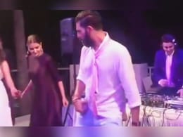 युवराज सिंह और अनुष्का शर्मा कर रहे थे डांस, विराट कोहली के रिएक्शन की वजह से फिर ट्रेंड करने लगा वीडियो युवराज सिंह और अनुष्का शर्मा कर रहे थे डांस, विराट कोहली के रिएक्शन की वजह से फिर ट्रेंड करने लगा वीडियो