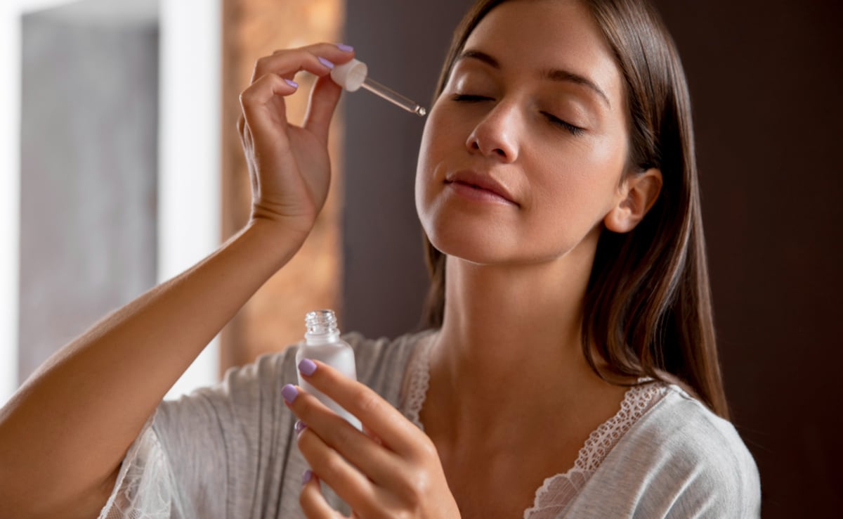 Face Serum Under 500: यंग, ग्लोइंग और हेल्दी लुक के लिए आज से ही लगाना शुरू कर दें ये बेस्ट फेस सीरम