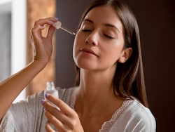 Face Serum Under 500: यंग, ग्लोइंग और हेल्दी लुक के लिए आज से ही लगाना शुरू कर दें ये बेस्ट फेस सीरम