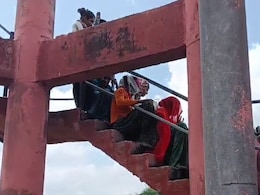 Rajasthan: टोंक में पानी की समस्या पर फूटा महिलाओं का गुस्सा, टंकी पर चढ़कर कर रही हैं विरोध Rajasthan: टोंक में पानी की समस्या पर फूटा महिलाओं का गुस्सा, टंकी पर चढ़कर कर रही हैं विरोध