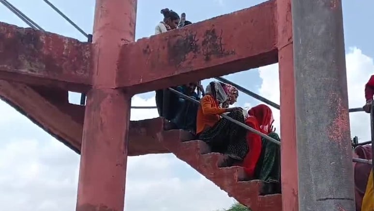 Rajasthan: टोंक में पानी की समस्या पर फूटा महिलाओं का गुस्सा, टंकी पर चढ़कर कर रही हैं विरोध Rajasthan: टोंक में पानी की समस्या पर फूटा महिलाओं का गुस्सा, टंकी पर चढ़कर कर रही हैं विरोध
