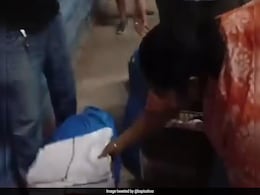 Passengers In 1st AC Coach Caught Stealing Bedsheets And Towels, Video Sparks Outrage Passengers In 1st AC Coach Caught Stealing Bedsheets And Towels, Video Sparks Outrage