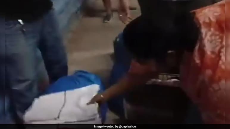 Passengers In 1st AC Coach Caught Stealing Bedsheets And Towels, Video Sparks Outrage Passengers In 1st AC Coach Caught Stealing Bedsheets And Towels, Video Sparks Outrage