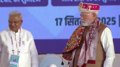 धार पहुंचे पीएम मोदी, हाथ हिलाकर लोगों का किया अभिवादन, पारंपरिक पगड़ी पहनाकर PM का किया गया भव्य स्वागत