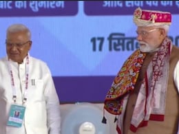 धार पहुंचे पीएम मोदी, हाथ हिलाकर लोगों का किया अभिवादन, पारंपरिक पगड़ी पहनाकर PM का किया गया भव्य स्वागत धार पहुंचे पीएम मोदी, हाथ हिलाकर लोगों का किया अभिवादन, पारंपरिक पगड़ी पहनाकर PM का किया गया भव्य स्वागत