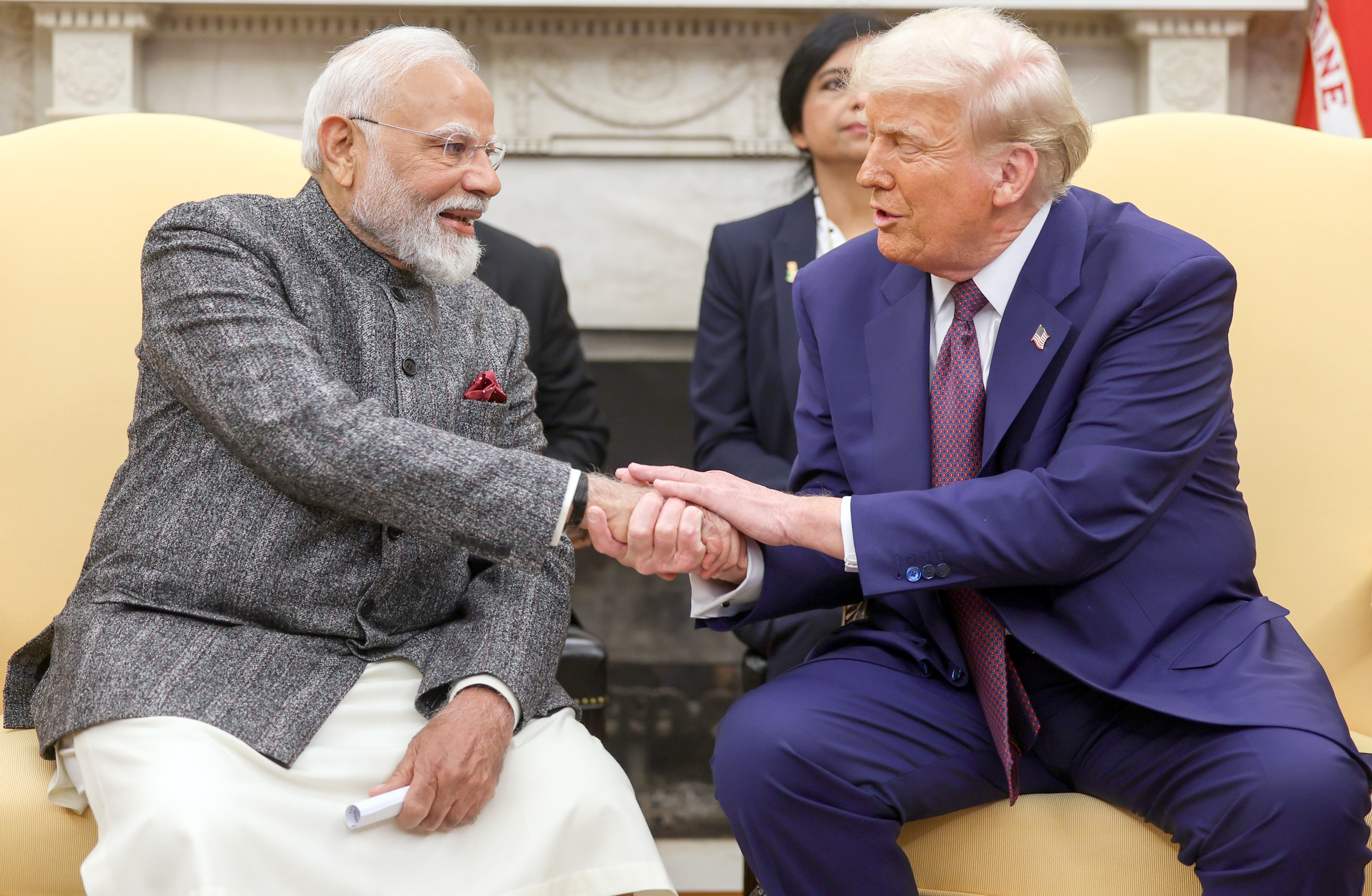 भारत को आंखें दिखा रहे ट्रंप के तेवर अचानक क्यों बदले, इन 7 वजहों में छिपा है राज