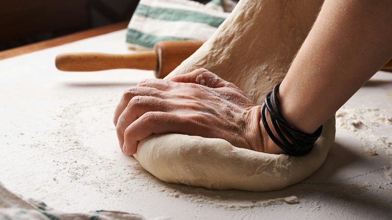 सर्दियों में रोटियों को बनाएं 'सुपर फूड', आटे में मिलाएं ये 4 खास चीजें