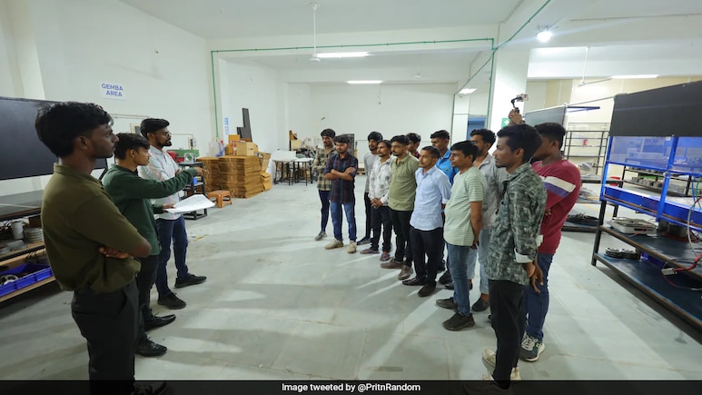 Viral X Post Reveals How Gujarat-Based CEO Hired 20 People Via Local WhatsApp Groups Viral X Post Reveals How Gujarat-Based CEO Hired 20 People Via Local WhatsApp Groups