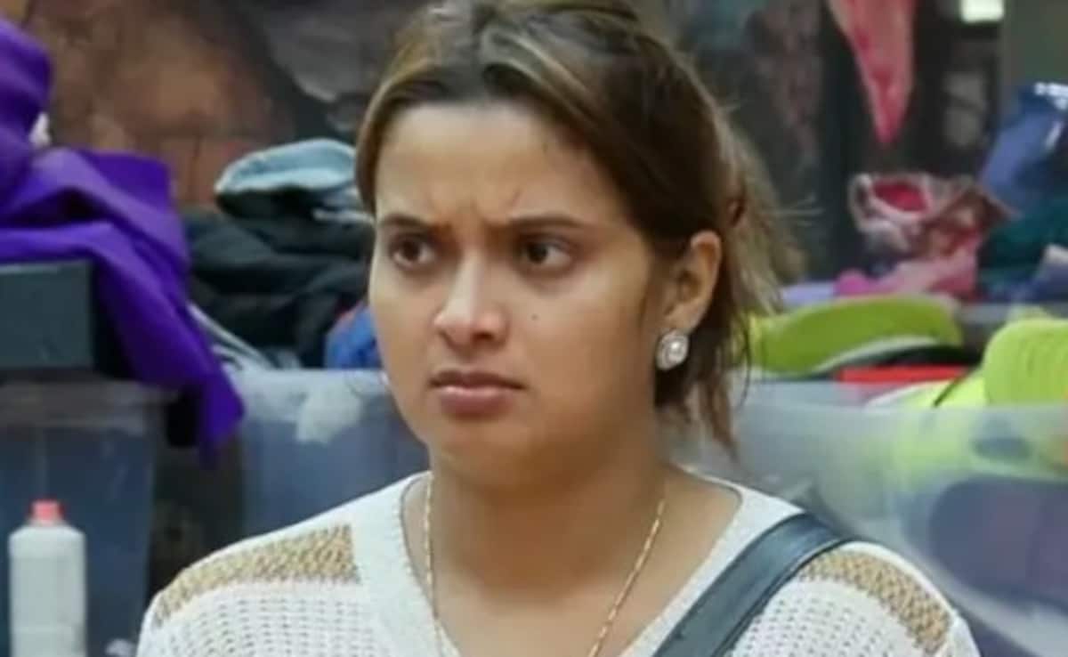 बिग बॉस-19: फरहाना भट्ट ने भोजपुरी सेंसेशन नीलम गिरी को कहा 'दो कौड़ी की औरत', कुनिका का भी माथा ठनका