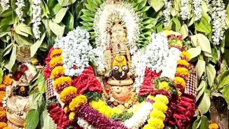 Navratri 2025: तुळजाभवानीचे 'माहेरघर' माहिती आहे? 1100 वर्षांपूर्वी 'या' ठिकाणी बालरूपात प्रकटल्या देवी Navratri 2025: तुळजाभवानीचे 'माहेरघर' माहिती आहे? 1100 वर्षांपूर्वी 'या' ठिकाणी बालरूपात प्रकटल्या देवी