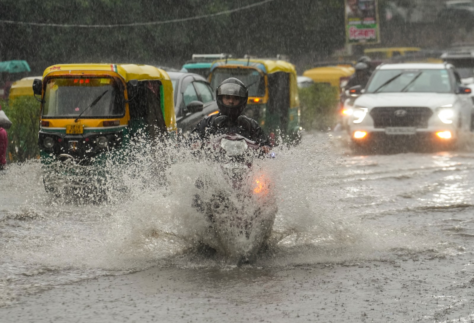 Weather Updates: दिल्ली-एनसीआर में बारिश से बदला मौसम का मिजाज, जानिए क्यों हो रही है बारिश