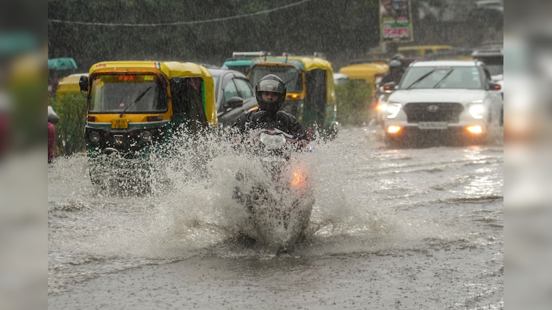 Weather Updates: दिल्ली-एनसीआर में बारिश से बदला मौसम का मिजाज, जानिए क्यों हो रही है बारिश