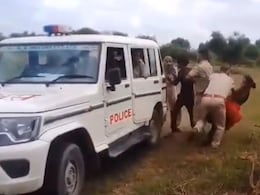 Watch Video: जमीनी विवाद को लेकर युवक को ले जा रही थी पुलिस,महिला ने रोका तो ASI ने दिया धक्का Watch Video: जमीनी विवाद को लेकर युवक को ले जा रही थी पुलिस,महिला ने रोका तो ASI ने दिया धक्का