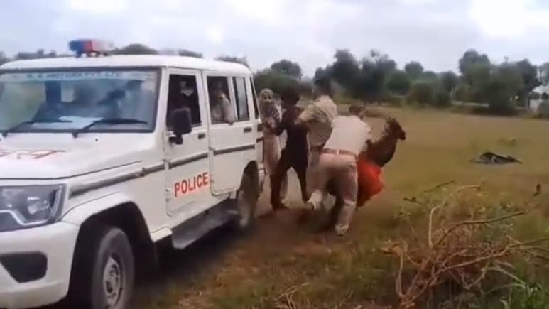 Watch Video: जमीनी विवाद को लेकर युवक को ले जा रही थी पुलिस,महिला ने रोका तो ASI ने दिया धक्का Watch Video: जमीनी विवाद को लेकर युवक को ले जा रही थी पुलिस,महिला ने रोका तो ASI ने दिया धक्का