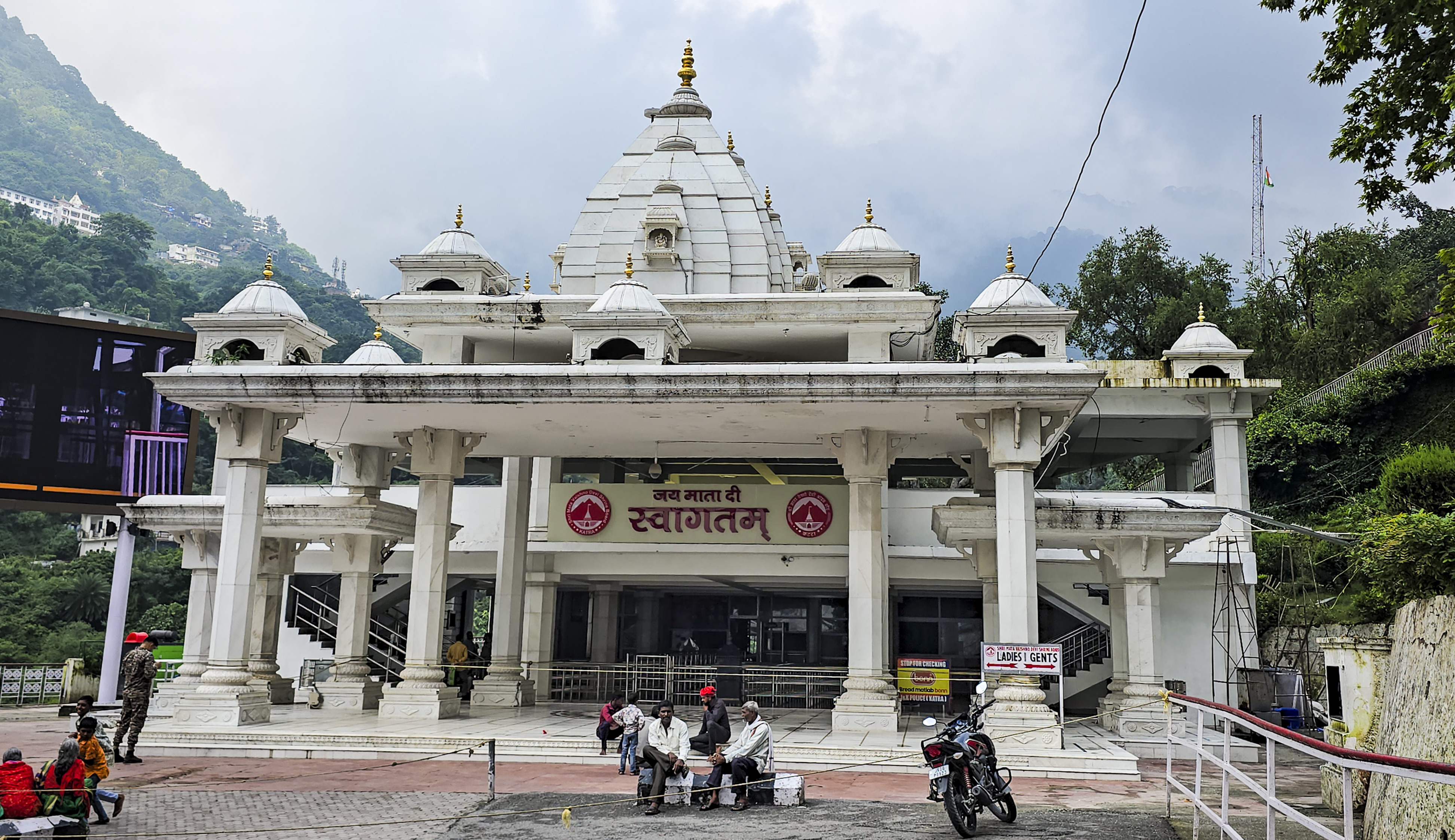 नवरात्रों में उम्मीद से कम रौनक, कटरा के व्यापारियों की चिंता बरकरार