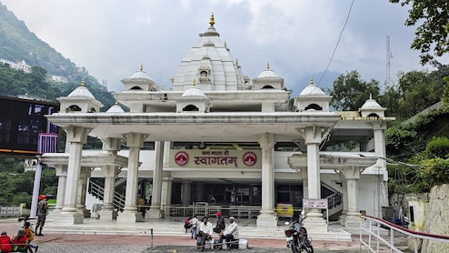 नवरात्रों में उम्मीद से कम रौनक, कटरा के व्यापारियों की चिंता बरकरार